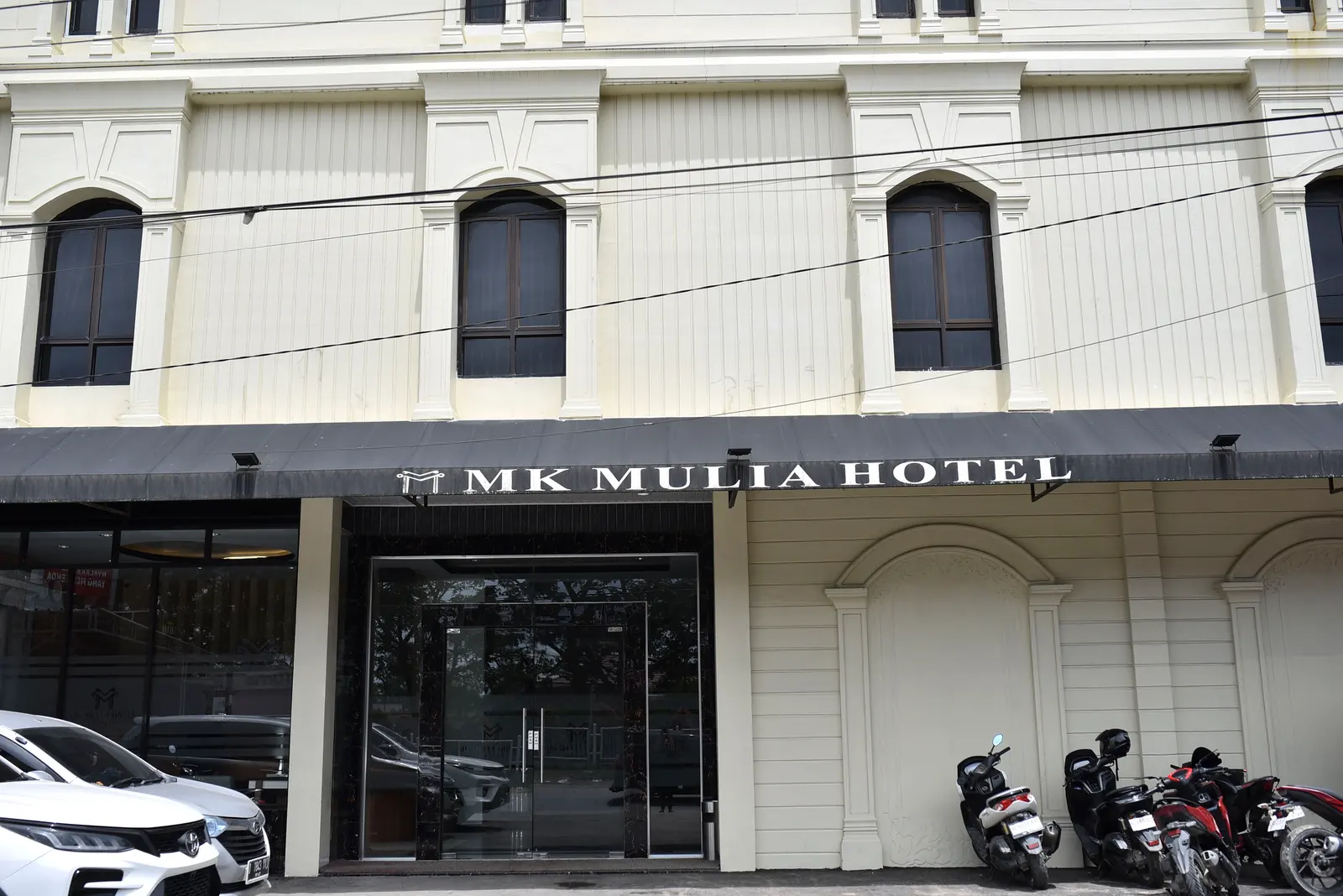 Tampak depan gedung Hotel MK Mulia