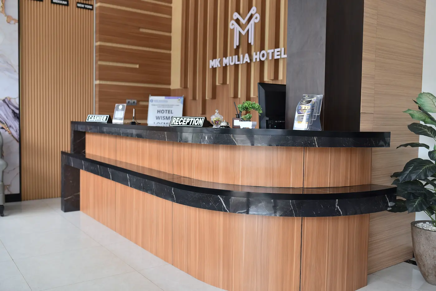 Meja resepsionis Hotel MK Mulia